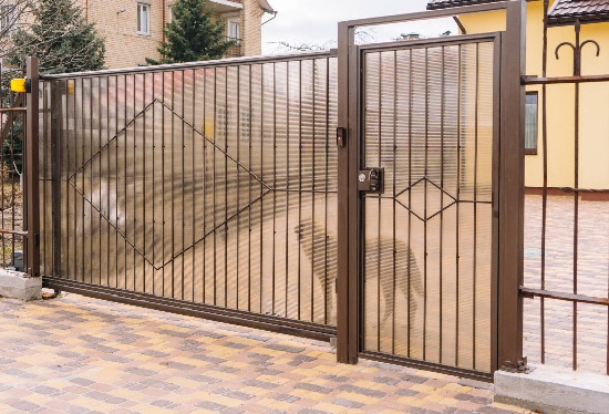 Купить ворота из профлиста с элементами ковки, с металлическими столбами в рамке или под дерево в Уссурийске от 155490 руб